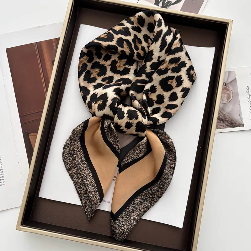 Bufanda de satén con estampado - Ascot Neck Scarf reseña y precio